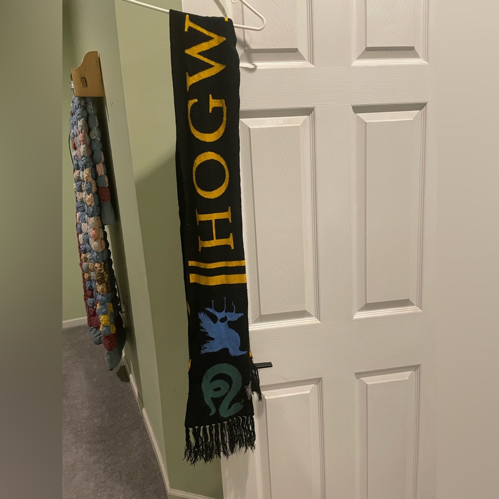 HOGW Black & Yellow House Crest Knit Scarf